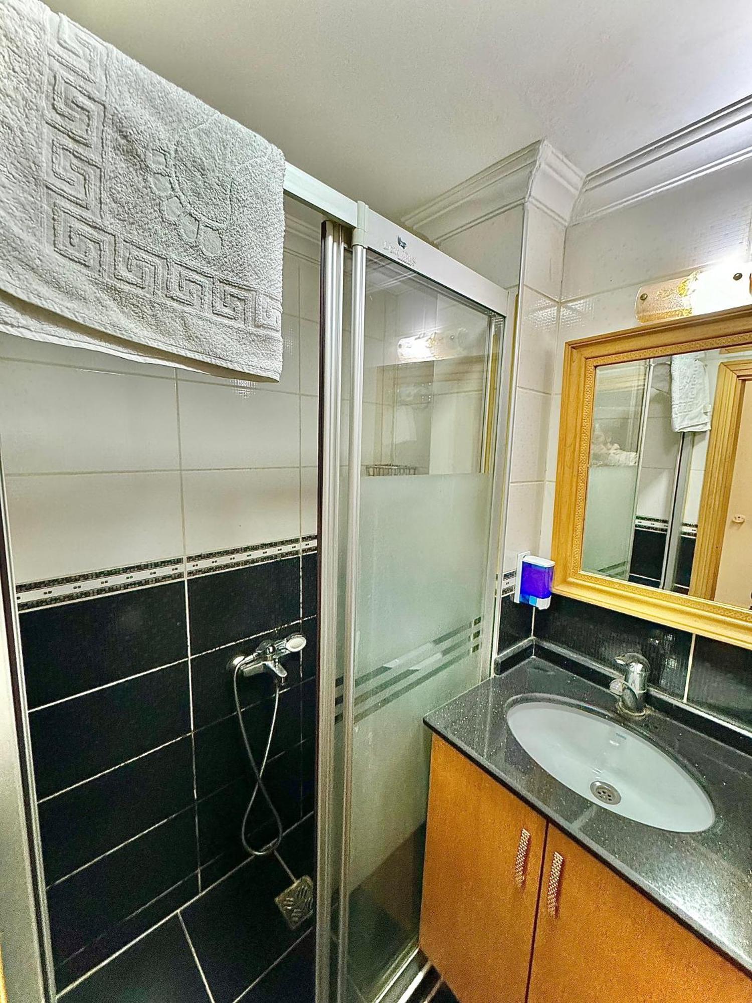 Grand Papirus Hotel Istanboel Buitenkant foto